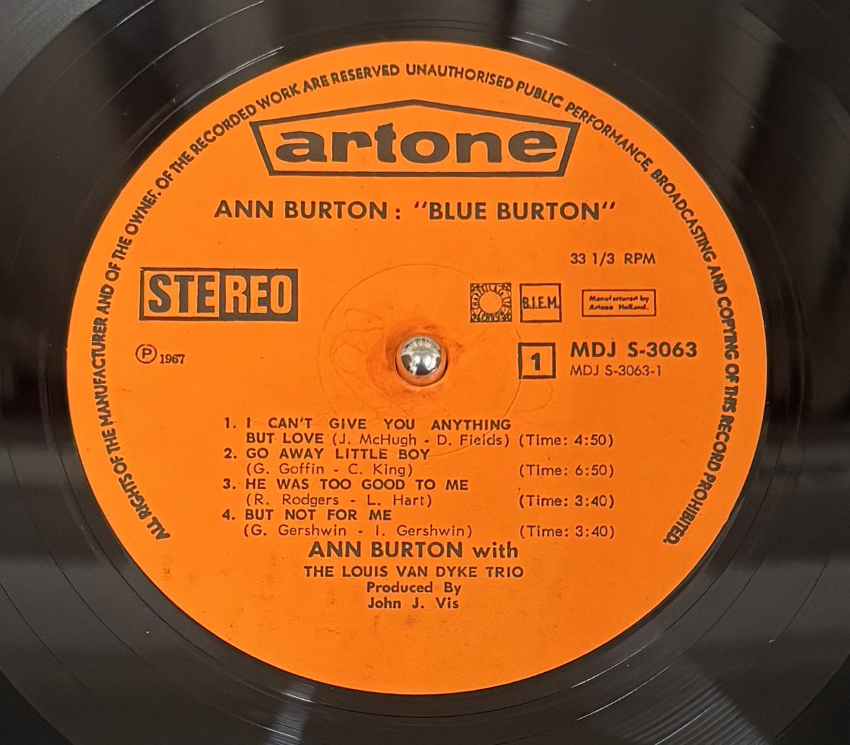 NISHIta1170104's tweet image. 🙇‍♂️
本日の締めは
Ann Burton『Blue Burton』NLD盤1967年
録音が良いalbumです👌
私はAnn Burtonの歌声が大好きで😊
聴いているとマジで癒されます☺️
丁度いい力の入れ方がたまらなく好きです🎶

#analog #rock #jazz #レコード #オーディオ #audio
#vinyl