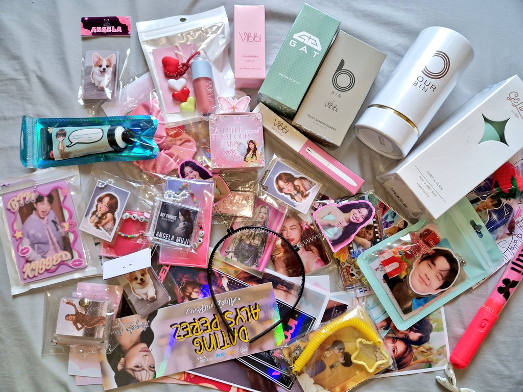 Eliegnaughb's tweet image. Finally got to unbox my #NFT haul bcoz a week-long loa = a week-long dnd, hehe

My introverted &amp;amp; shy self sends lots of luv &amp;amp; thanks for the freebies! Got to meet the most wonderful Gellybins too! Sa uulitin! 
RABGEL 1ST ANNIVERSARY
#GellyBinsForRabGel