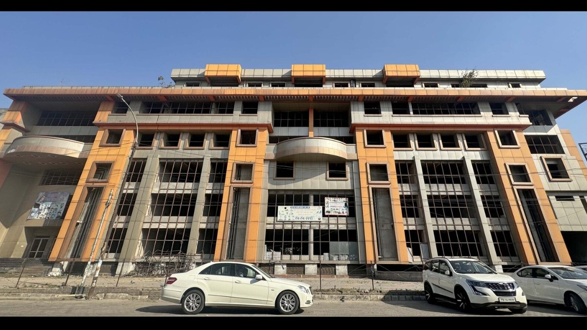 Grihik126837's tweet image. Ludhiana Improvement Trust Eyes ₹197 Crore in Auction for 18-Year-Abandoned Ruin
Follow us on Whatsapp for instant update
whatsapp.com/channel/0029Vb…

Read the full news here👇🏻
news.grihik.com/real-estate-ne…

#Ludhiana #PropertyAuction #RealEstate #CommercialProperty #Punjab #grihik