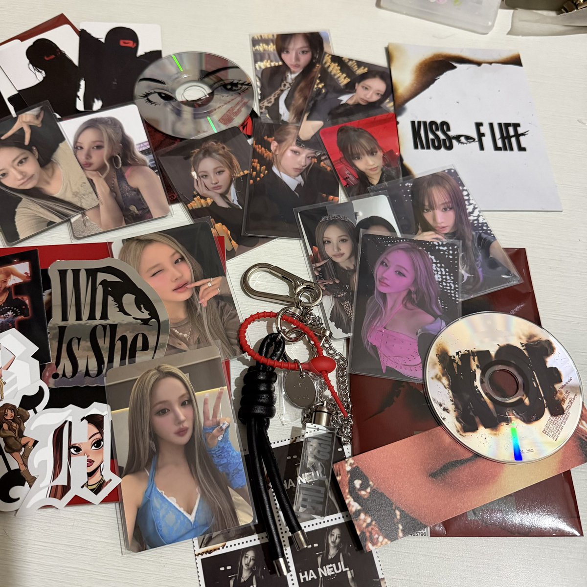 fraisecakey's tweet photo. finally my kiss of life 2nd single album - who is she is here! 💋 https://t.co/b2HMUMpBiw