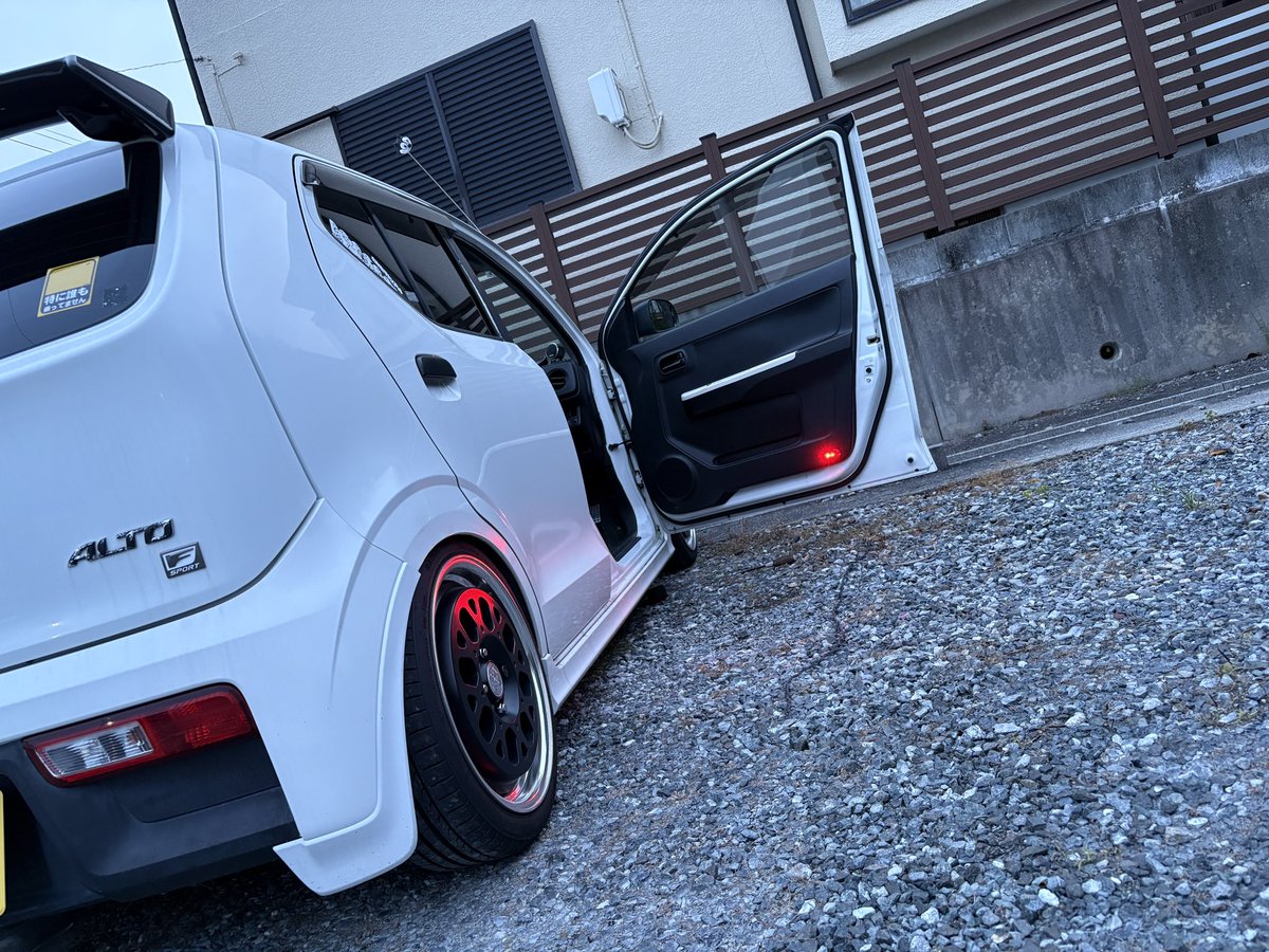 MAX_kamo's tweet photo. やることのないゴールデンウィーク1発目の工作は���アメ車っぽくしました。 https://t.co/vOc5EiwqHb