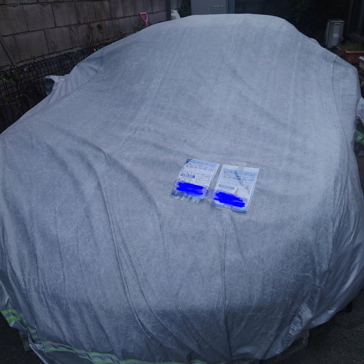 wolfkai's tweet photo. ダメだ、借りてる駐車場の180SXだけでなく、自宅Pのエリーゼまで両方とも完全にロックオンされてる…。 https://t.co/h5ue1H2X0j