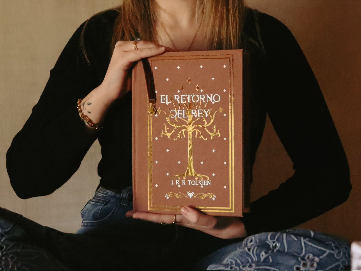 bindbookswithal's tweet photo. Con esta encuadernación termino mi primera trilogía de Tolkien. Ha sido un viaje largo y maravilloso que estoy deseando continuar con otras de sus obras. 
Espero que a vosotros os guste tanto como a mí. Encuadernación disponible en mi catálogo ⚔️💍 https://t.co/krUX5fUOTZ