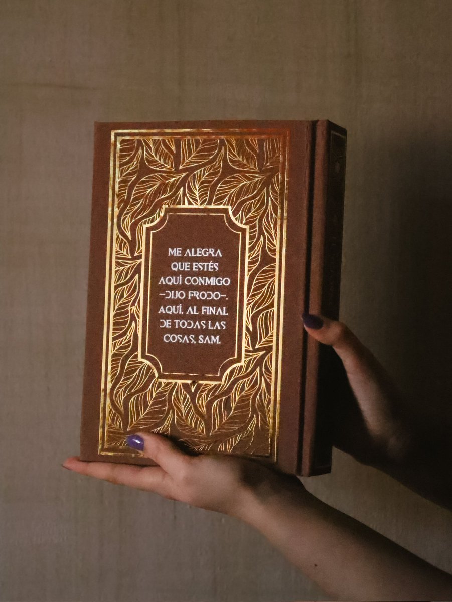 bindbookswithal's tweet photo. Con esta encuadernación termino mi primera trilogía de Tolkien. Ha sido un viaje largo y maravilloso que estoy deseando continuar con otras de sus obras. 
Espero que a vosotros os guste tanto como a mí. Encuadernación disponible en mi catálogo ⚔️💍 https://t.co/krUX5fUOTZ