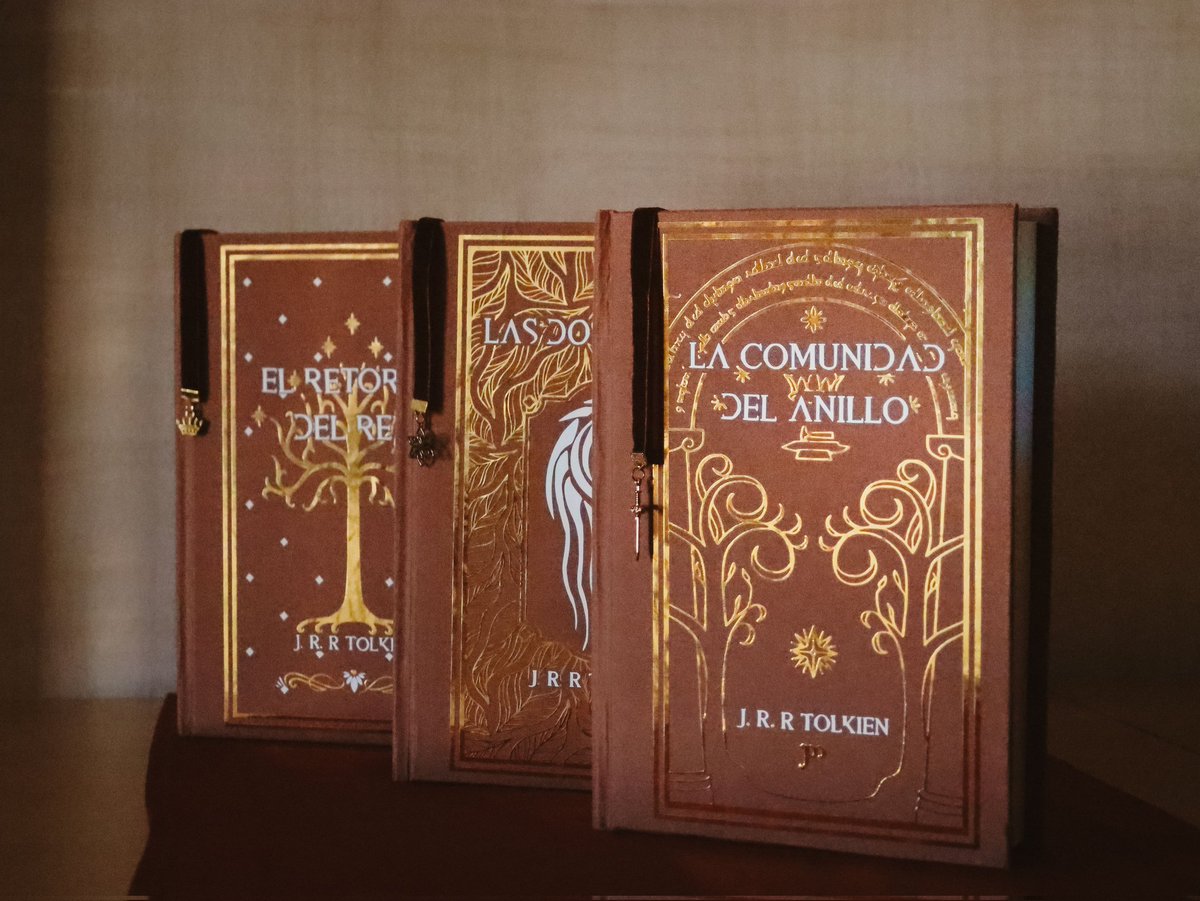 bindbookswithal's tweet photo. Con esta encuadernación termino mi primera trilogía de Tolkien. Ha sido un viaje largo y maravilloso que estoy deseando continuar con otras de sus obras. 
Espero que a vosotros os guste tanto como a mí. Encuadernación disponible en mi catálogo ⚔️💍 https://t.co/krUX5fUOTZ