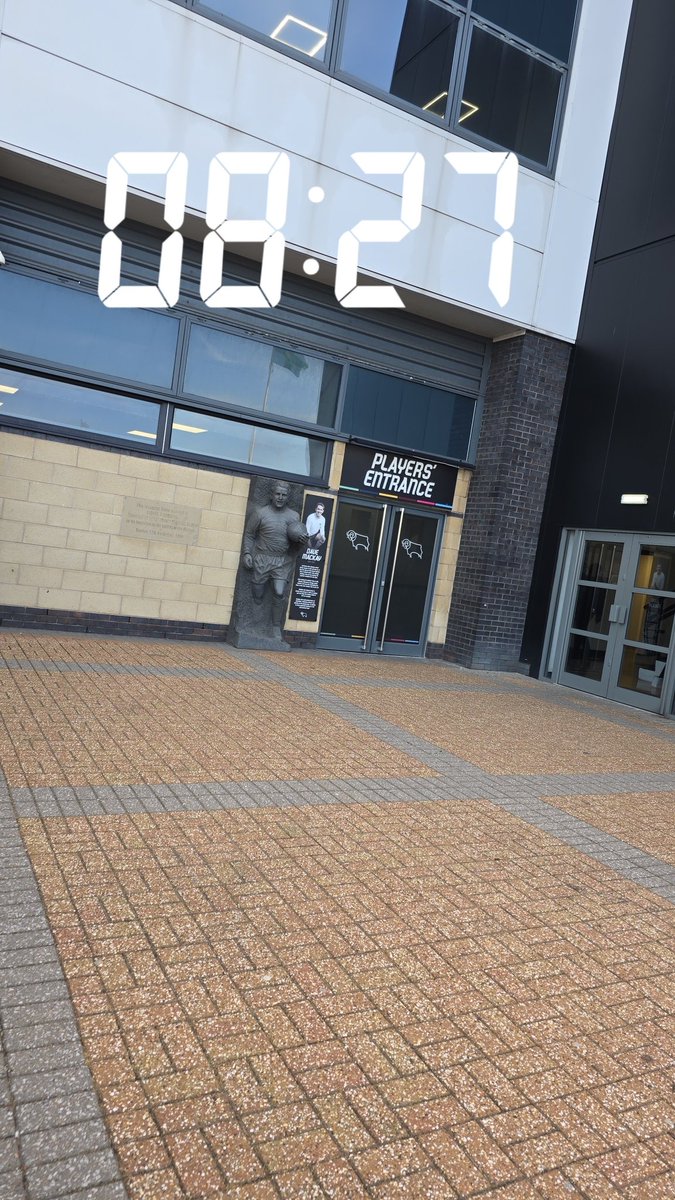 jembie's tweet photo. @dcfcofficial Ive been here since 8.30 am!! https://t.co/yrXEIFDrmt