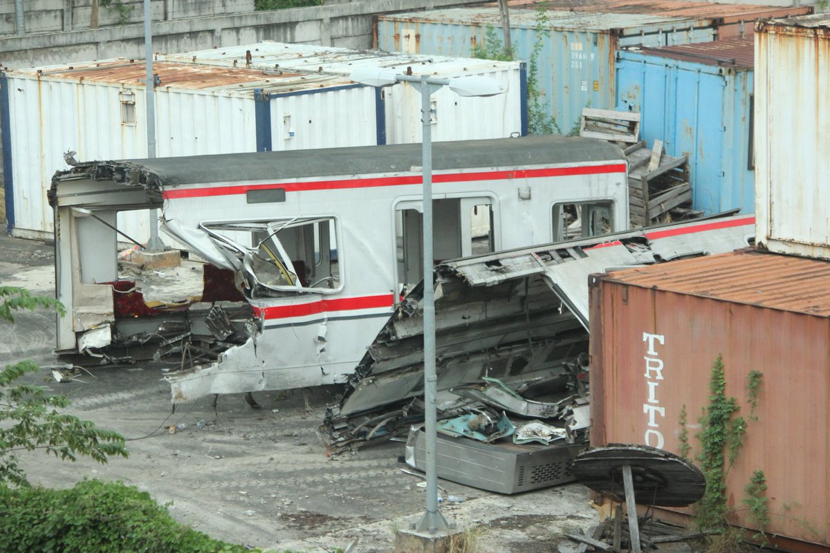 TetsuTokyu's tweet photo. 事故で大破した東京メトロ6000系6024F号q車の残骸は、現在もBekasi Timur駅の保���倉庫に保管されている。 https://t.co/3gXfkfcJQ7