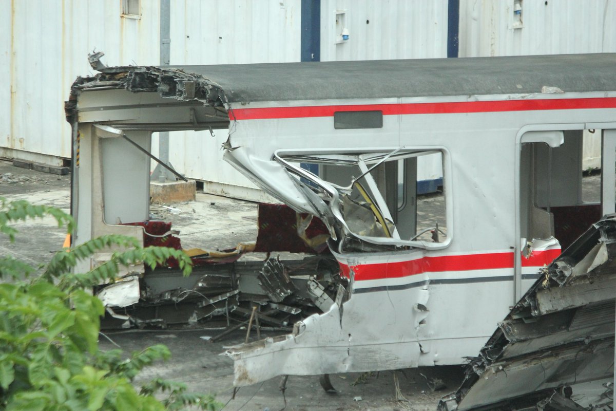 TetsuTokyu's tweet photo. 事故で大破した東京メトロ6000系6024F号q車の残骸は、現在もBekasi Timur駅の保���倉庫に保管されている。 https://t.co/3gXfkfcJQ7