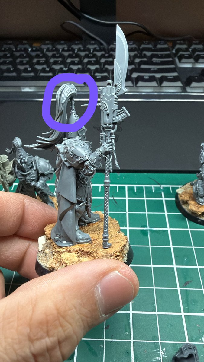 EWargamingF's tweet photo. These have already come off twice! Not enough surface area for glue to hold. 

Anyone have any tips? I tried to glue the actual hair part to any part of the helmet where it naturally touches for extra support, but wasn’t possible with all :( https://t.co/6WapGYzTMD
