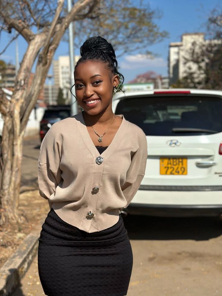 Hasolaflani's tweet image. Sema mtoto maaaali,
She's everyone dream girl 
Agree or disagree? 👇
#MelaninQueen #NaturalBeauty #Glow