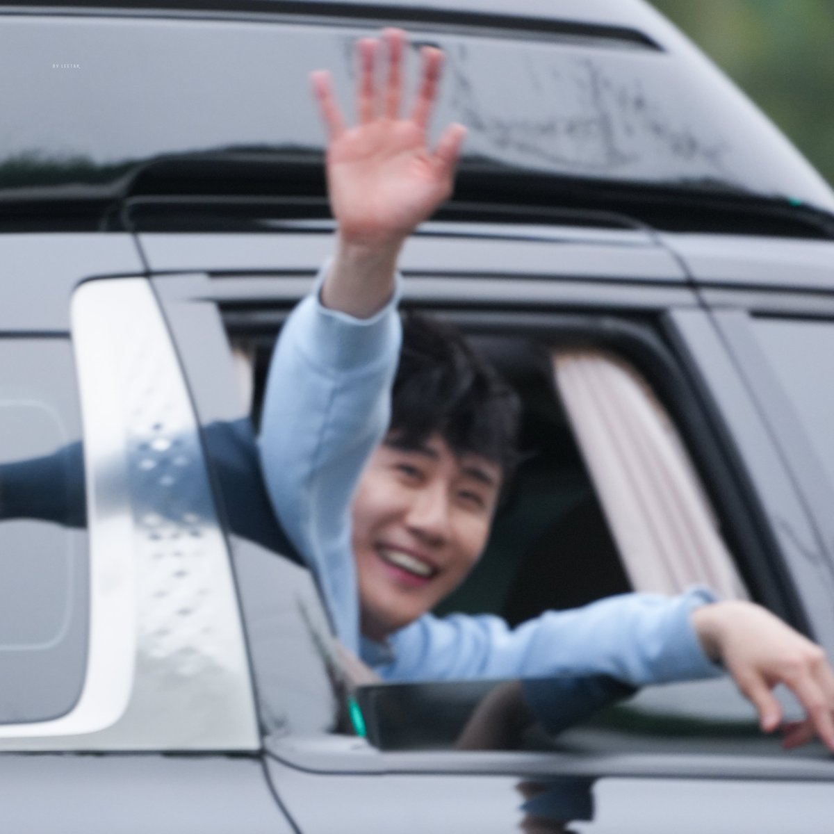Tak9183's tweet photo. [ 영원파크 영탁팬콘서트 ] 퇴근
훈식씨,,, 과속이세요,,,
영탁이 날라가요〰️〰️〰️〰️〰️💨💨
#영탁 #YOUNGTAK 
📍장충체육관 | 260502 https://t.co/aI8TscyCLv