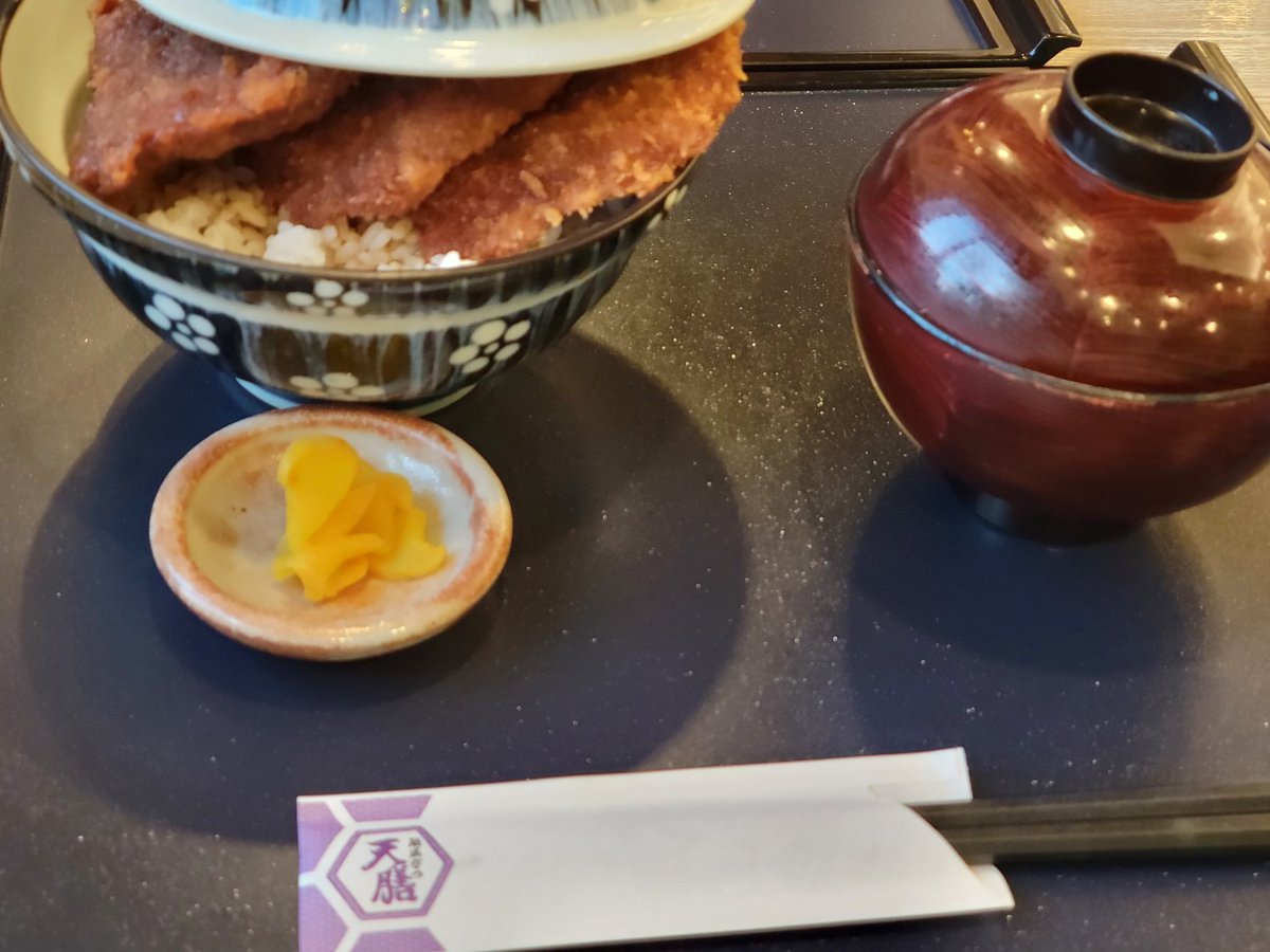 mami_wata36's tweet photo. 初めて熟成かつ天膳来ました！

長男がうまいうまいって言いながら食べてる笑

ただ今こども食堂で少しお得に食べられます♪ https://t.co/LOnrldp2w8