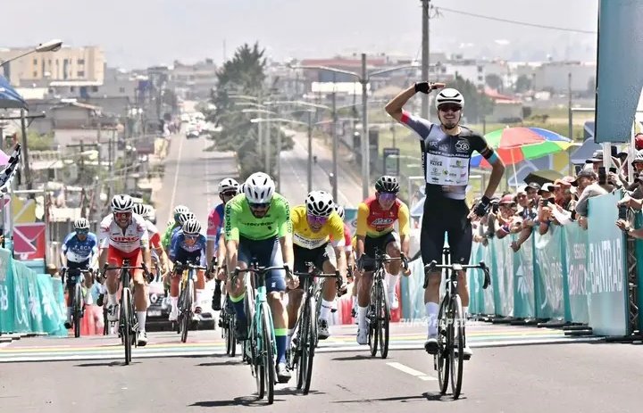 ZXCycling's tweet image. 🇬🇹#VueltaBantrab stage 3

1🇨🇴K.Castillo
2🇨🇴J.Hoyos
3🇨🇴C.Guavita
4🇲🇽F.Martinez
5🇪🇨@StevenHaro5
6🇨🇴@YeissonCasallas
7🇨🇴M.Florez
8🇬🇹M.Vasquez
9🇪🇨@ByronGuama
10🇪🇨@NixonRoseroR

@BiciGoga #cycling