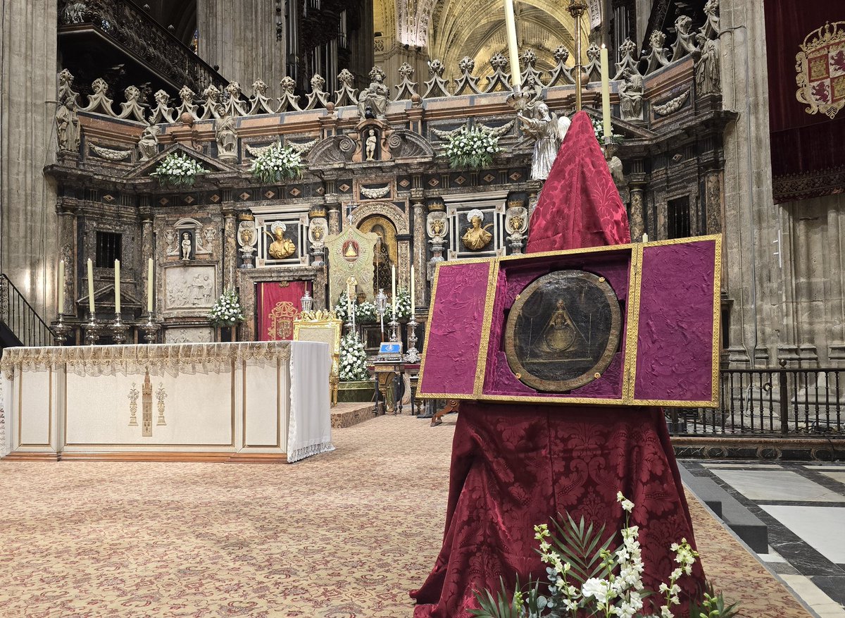 Archisevilla1's tweet photo. El Simpecado de la @HDADROCIOPILAS ya se encuentra en el trascoro de la @CatedraldeSev, para la celebración de la Eucaristía por el 375° aniversario de 'la estampa más antigua' del simpecado de Pilas. https://t.co/fHvo2KXN3p