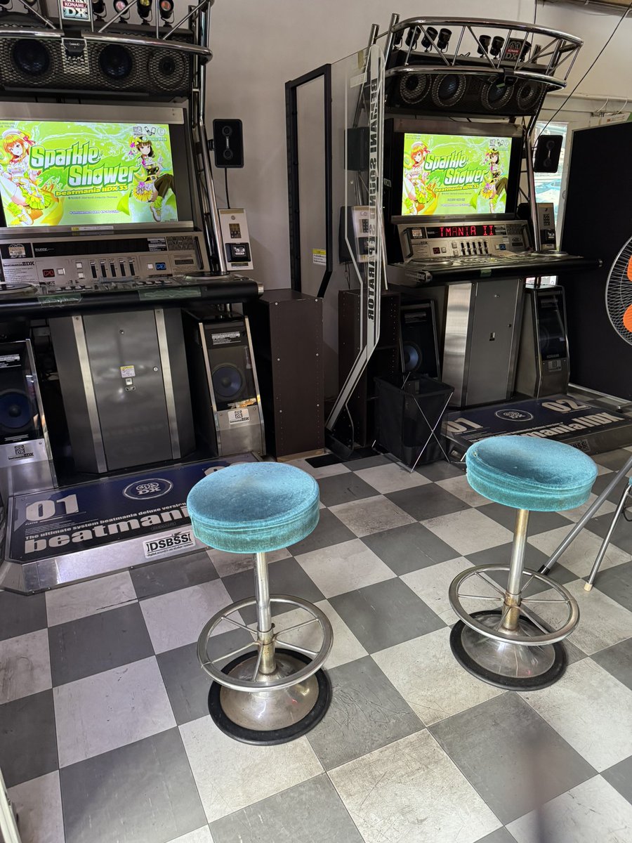 MONO5621's tweet photo. 会社の同僚の家がアルカナのすぐ近くみたいだったから名駅でご飯食べて連れて行ってもらったw
旧筐体のみだけどメンテは普通に良いと思う！

お昼はエスカにできた小僧中華そばに行ってきたけど美味しかったです🍜 https://t.co/7Yd0BcEqik