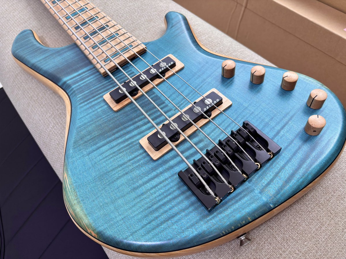 tariki_fretless's tweet photo. 5弦ジャズべタイプのPU載せ替え。
元のザグリをエスカッションで隠しました。 https://t.co/LCRQvglbfv