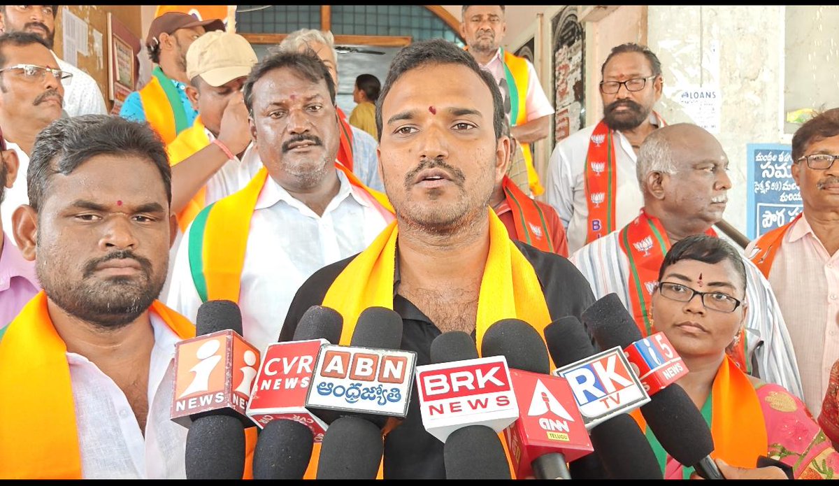 krishnarjun310's tweet photo. చిత్తూరు జిల్లా వి.కోట ఏబీఎన్ ఆంధ్రజ్యోతి జర్నలిస్ట్ జగన్మోహన్ రెడ్డి దారుణ హత్యను ఖండిస్తూ బాపట్ల జిల్లా చీరాలలో నిరసన కార్యక్రమం నిర్వహించడం జరిగినది. https://t.co/sgxaUNKY0J