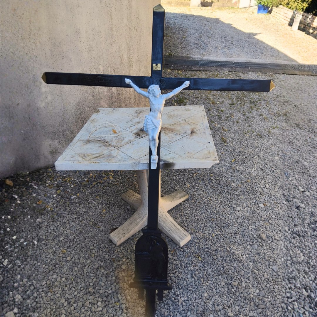 soscalvaires's tweet photo. 🧐 Vous l'auriez repéré, vous ?
Un #socle perdu dans les broussailles, une #croix cassée et disparue...
🤝 C'est le #chantier qu'a découvert notre antenne de l'#Aube il y a quelques semaines.
Bravo à eux pour sa #restauration !
#patrimoine #heritage #calvaire #france https://t.co/lqknlPeTzf