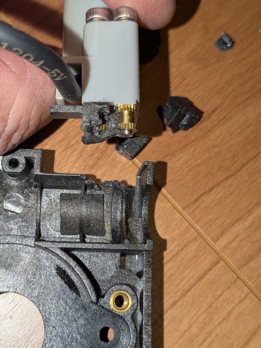 gm2bv's tweet photo. 新品パーツ(右)がきたので交換。分解して破損箇所の確認すると構造的に弱そう。思うにホットエンドを取り外すときにプローブモジュールに接触して該当箇所を傷めてた可能性が高い
ホットエンド最後に外したのいつだか忘れたけどこれからはプローブを先に外してから作業するのが良さそう #Q1Pro https://t.co/OHwmkOidn5