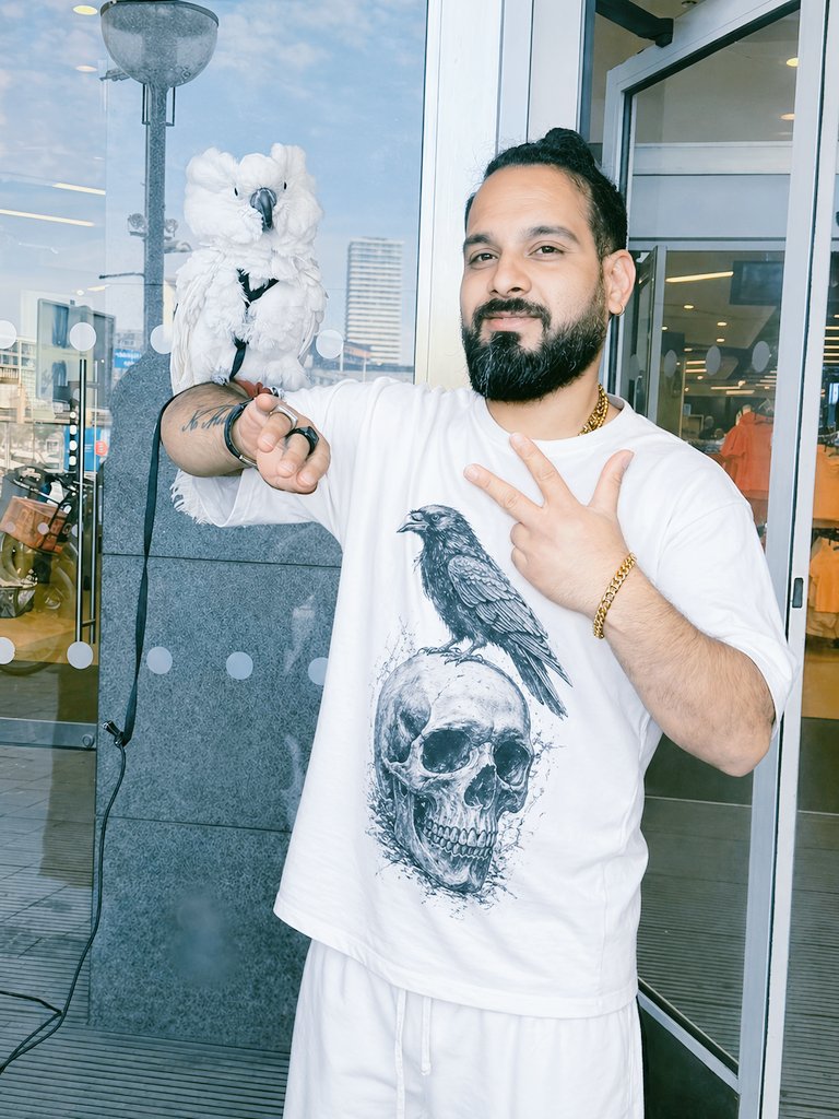 RAPGURUPI's tweet image. White cockatoo on my upperarm, yeah we both too fly—feathers drip clean while I level up the sky 🔥🔥💥💥💥💥🦜🐦‍⬛🏴‍☠️☠️💀💥💥💥🔥
➖ RAP GURU P! ☠️👑

#TooFly #BirdVibes #StreetStyle #StayFly Amsterdam