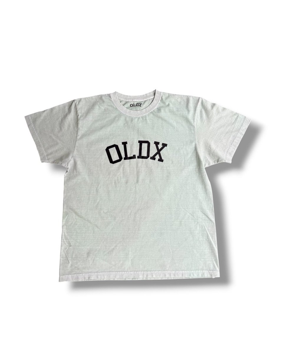 oldxtokyo's tweet photo. OLDX 褪せたボディにプリントされたカレッジロゴTシャツになります。
少し滑らかな肌触りが最高です！
ゴールデンウィークは渋谷 @allagestokyo にて新作は販売開始しております。
新作の通販は準備中ですのでお待ちしてくださいませ。 https://t.co/x7dK83iXTH