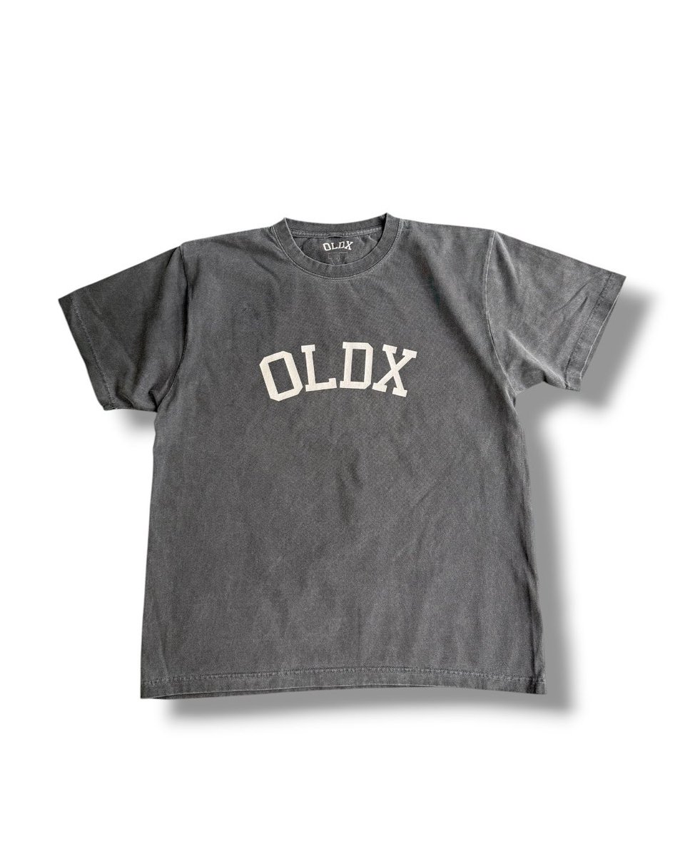 oldxtokyo's tweet photo. OLDX 褪せたボディにプリントされたカレッジロゴTシャツになります。
少し滑らかな肌触りが最高です！
ゴールデンウィークは渋谷 @allagestokyo にて新作は販売開始しております。
新作の通販は準備中ですのでお待ちしてくださいませ。 https://t.co/x7dK83iXTH