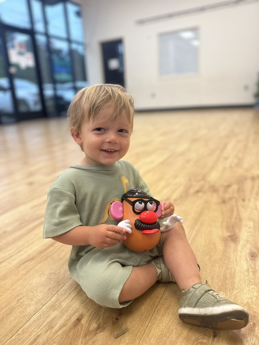 SproutPeds's tweet image. Briggs and Ms Tonya are expanding #expressivelanguage and working on #articulation as he builds Mr.Potato Head and pretends to feed the puppies during #speech! #playbasedtherapy