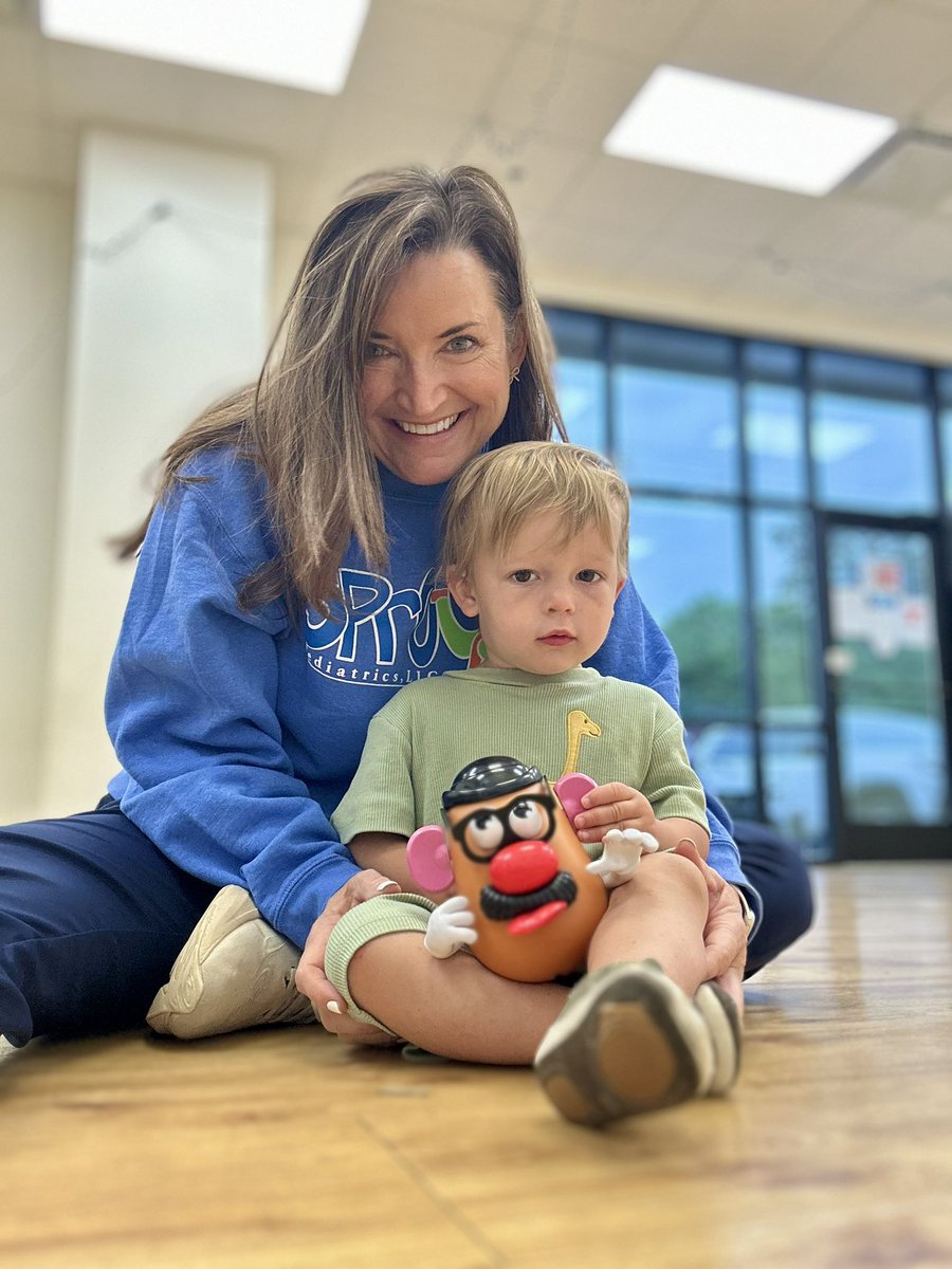 SproutPeds's tweet image. Briggs and Ms Tonya are expanding #expressivelanguage and working on #articulation as he builds Mr.Potato Head and pretends to feed the puppies during #speech! #playbasedtherapy