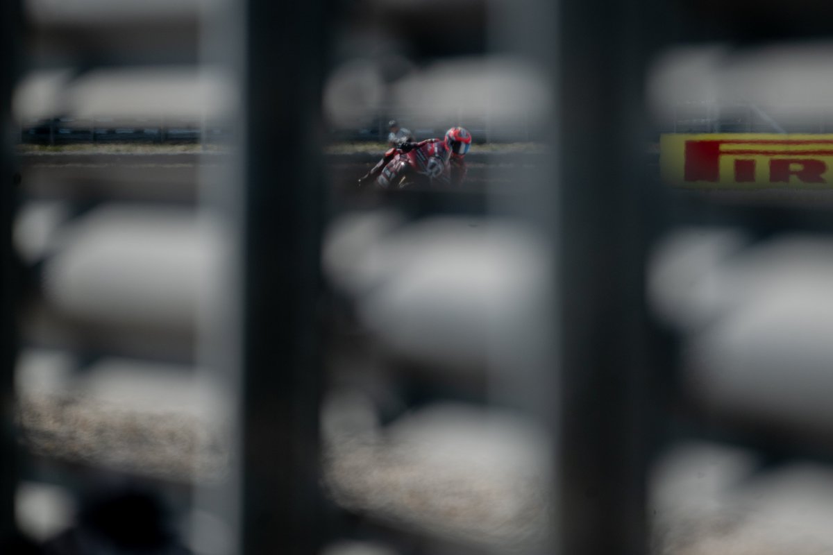 indexhu's tweet image. Ismét felbőgtek a motorok Balatonfőkajár szomszédságában. A legerősebb szériagyártott gépek nyergében a Superbike-világbajnokság mezőnye vette – története során másodszor – birtokba a Balaton Park Cirtcuitet.

index.hu/sport/motorspo…

Fotó: Szollár Zsófi / Index

#motor #bikes
