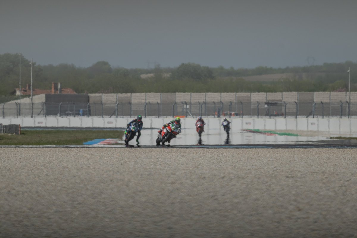 indexhu's tweet image. Ismét felbőgtek a motorok Balatonfőkajár szomszédságában. A legerősebb szériagyártott gépek nyergében a Superbike-világbajnokság mezőnye vette – története során másodszor – birtokba a Balaton Park Cirtcuitet.

index.hu/sport/motorspo…

Fotó: Szollár Zsófi / Index

#motor #bikes