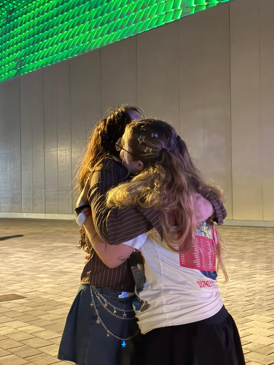 subissuki's tweet photo. si la mónica de dieciséis años supiese lo que le ha pasado a la mónica de veintiocho……… la mejor noche de mi vida si me preguntan 🌟

#EASValencia https://t.co/mThx51GuuU