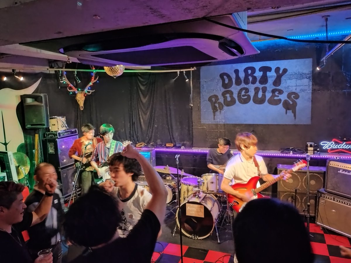 EDWOODS_JET's tweet photo. 今宵も始まりました!
トップバッターはDIRTY ROGUES!
若手最高!
若さって何だー!振り向かないことさ!
オッケーデュード!
#DIRTYROGUES
#Whizz
#EDWOODS
#THEDEADNEXTDOOR
#新宿UNDERGROUNDAzzitto1224 https://t.co/cp3LlkMaAt