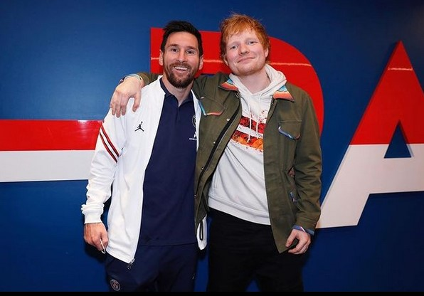 NewsTVReal's tweet photo. Ed Sheeran a partagé une histoire assez amusante, suite à sa rencontre avec le célèbre joueur de football argentin, Lionel Messi.

« Je croyais avoir eu une conversation intime de 3 minutes avec lui, je le complimentais, et il souriait poliment. Ensuite, un représentant est venu me murmurer à l'oreille qu'il ne parlait pas anglais. »