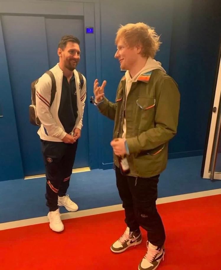 NewsTVReal's tweet photo. Ed Sheeran a partagé une histoire assez amusante, suite à sa rencontre avec le célèbre joueur de football argentin, Lionel Messi.

« Je croyais avoir eu une conversation intime de 3 minutes avec lui, je le complimentais, et il souriait poliment. Ensuite, un représentant est venu me murmurer à l'oreille qu'il ne parlait pas anglais. »