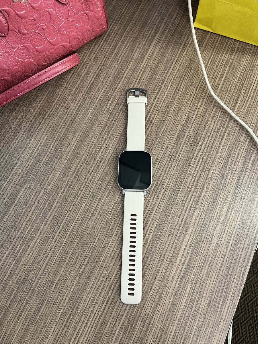Racunkudishopee's tweet photo. Sebenernya smartwatch mah dari brand xiaomi udah cukup sih.. cuma 300rban, udah waterproof kedalaman 50 meter. https://t.co/H01ZLpaxhp