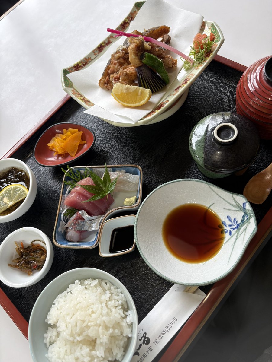 shimi96's tweet photo. ウツボの唐揚げ定食
2000円かー高いなーと思ったけど、これで2000円ならかなり豪華😋 https://t.co/0jZTblnBQK