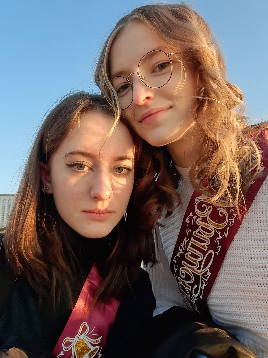 curlyflvx's tweet photo. @MaraSirShar Женщина на остановке докопалась с вопросами до нас с подружкой (класс 10-й или 11-й был). Она почему-то решила, что мы двойняшки, ОЧЕНЬ ПОХОЖИ ВЕДЬ, потом повторяла, какие мы красавицы, вот если б она не сделала аборт, могла бы тоже быть красивая дочь, но у неё лишь 2 сына, УВЫ https://t.co/VtxqQTKyhc