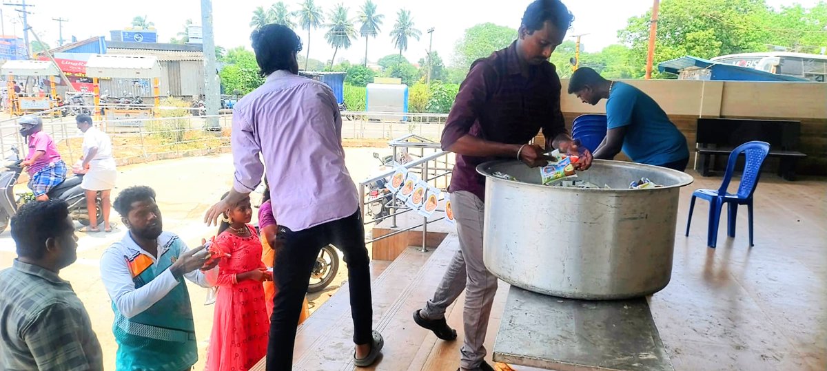 thiruvallur1992's tweet photo. இன்றைய தினம் அண்ணன் சிவகார்த்திகேயன் நற்பணி இயக்கம் அகில இந்திய தலைமை ஆணைக்கிணங்க.திருவள்ளூர் மேற்கு மாவட்ட தலைமை சார்பாக 
பொதுமக்களுக்கு மோர் மற்றும் பழங்கள் வழங்கப்பட்டது. https://t.co/yHe1swWZky