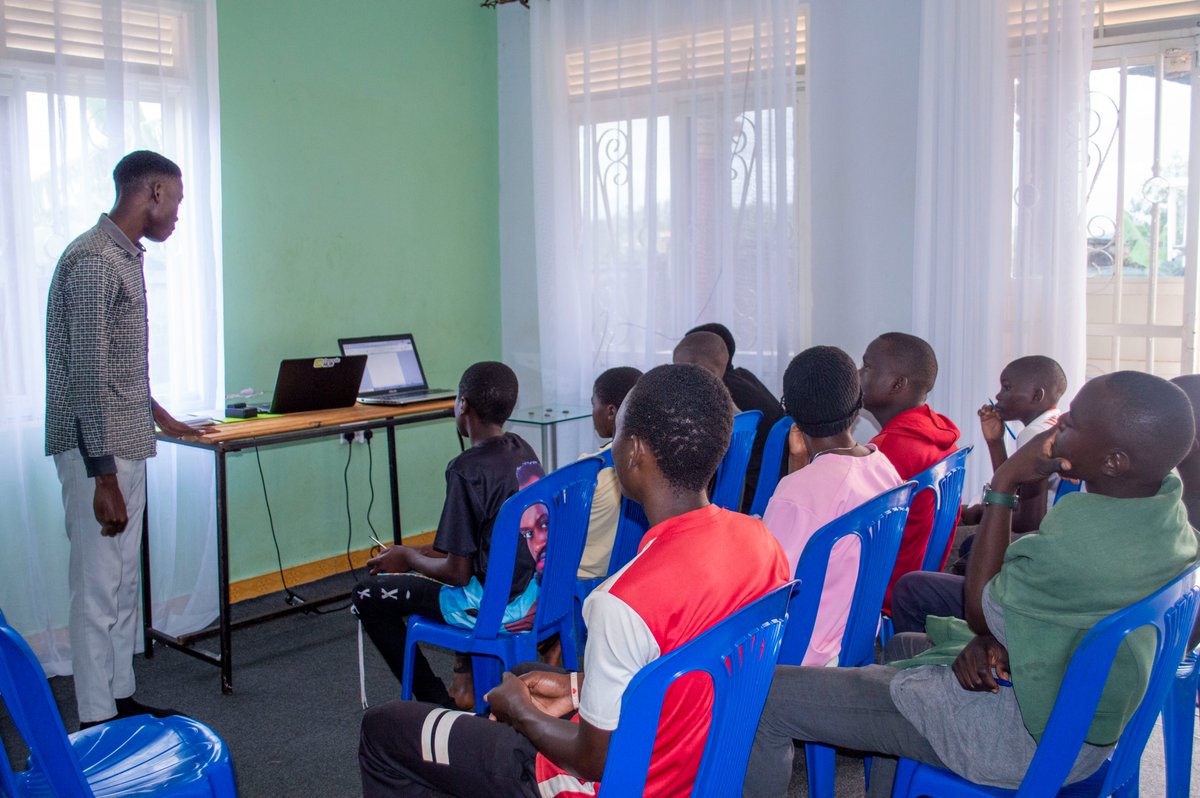 DiscipleHub256's tweet photo. Disciple Hub Jinja IT class is now making change in the lives of different young generations through digital literacy. Bravo to our main lecturer, Pr. Mark. Don't miss out on the chance to upgrade your future every Saturday 8:00 AM at Disciple Hub Resource Center.
#dhmedia https://t.co/veHQsHygIR