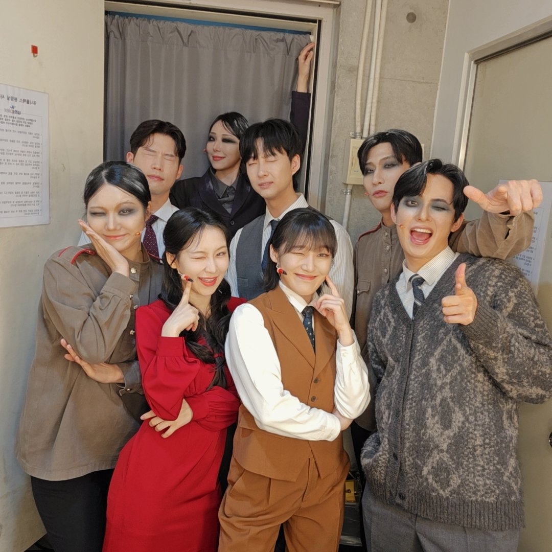 [뮤지컬 #미드나잇액터뮤지션]

🚪오늘의 단체사진 공개

#박선영 #황두현 #김보미 #박혜민 #설다혜 #강현동 #김준 #조재철
_
𝟐𝟎𝟐𝟔.𝟎𝟒.𝟎𝟖 - 𝟐𝟎𝟐𝟔.𝟎𝟖.𝟎𝟗
NOL유니플렉스 3관