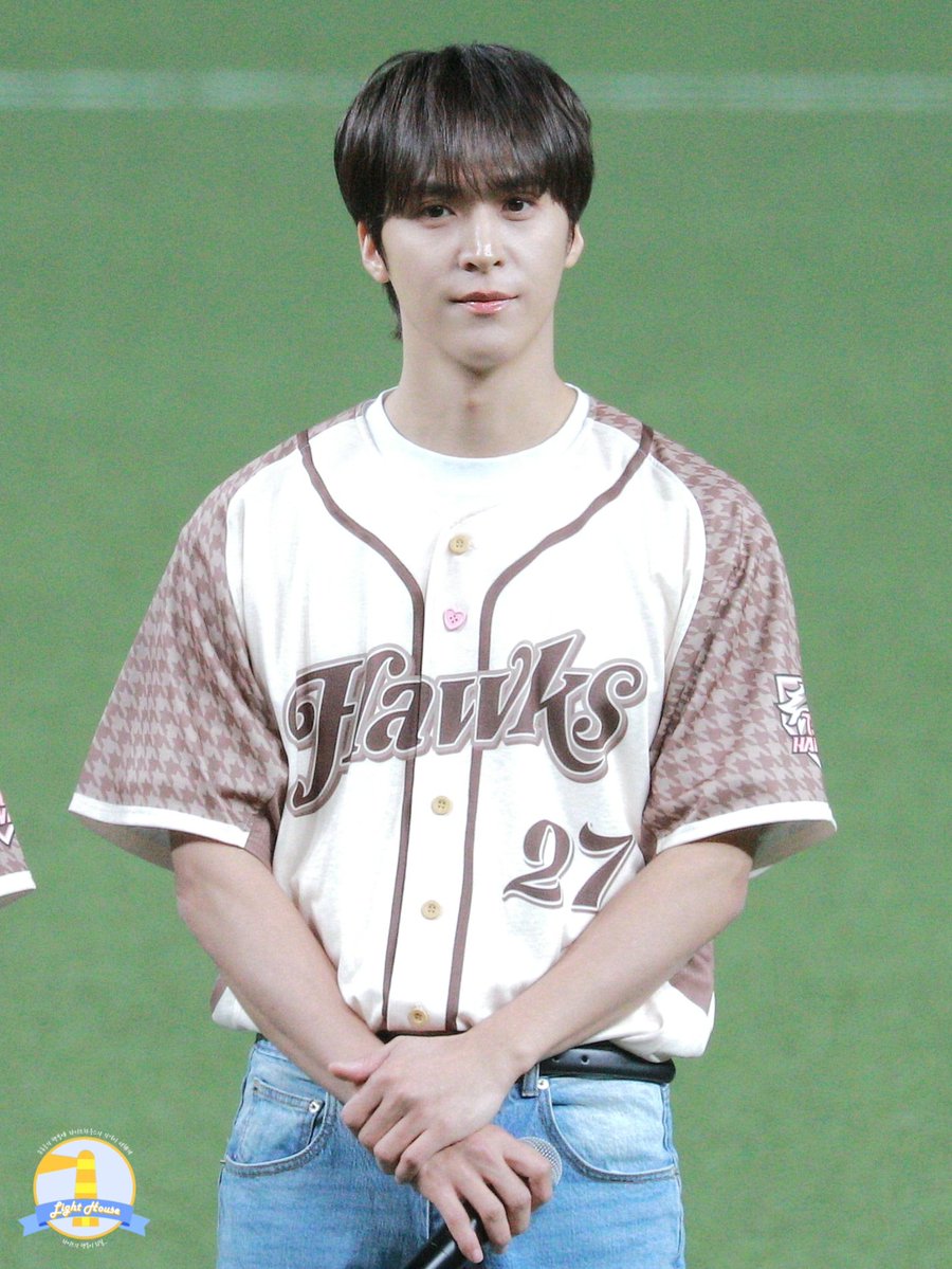 LIGHTHOUSE_66's tweet image. 260502 타이강 호크스 시구 #동운 ⚾️💜

동운님 너무 아름다워서 마음이 힘들다 아.
#하이라이트 #HIGHLIGHT #비스트 #BEAST 
#손동운 #SONDONGWOON @beastdw