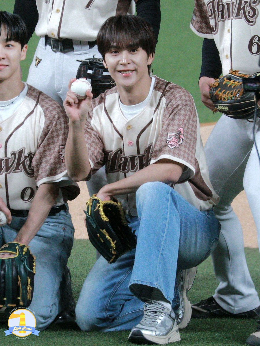 LIGHTHOUSE_66's tweet image. 260502 타이강 호크스 시구 #동운 ⚾️💜

동운님 너무 아름다워서 마음이 힘들다 아.
#하이라이트 #HIGHLIGHT #비스트 #BEAST 
#손동운 #SONDONGWOON @beastdw