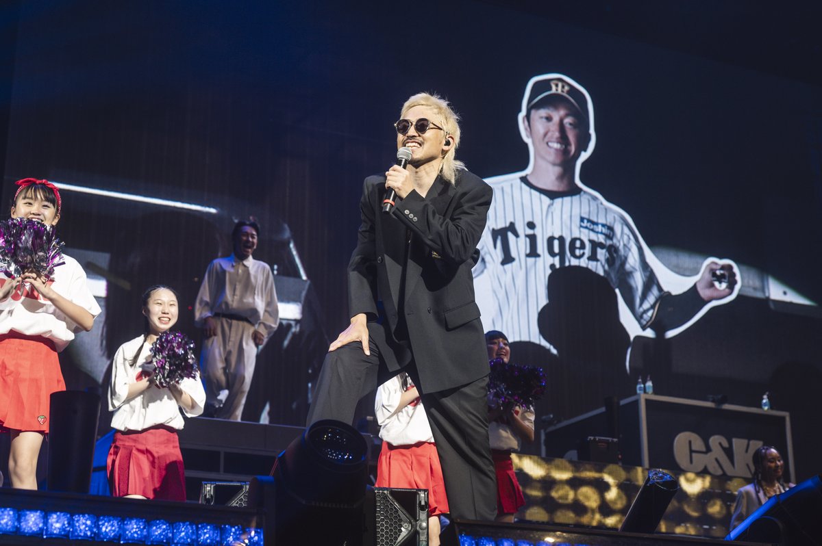 realsoundjp's tweet photo. ◤◢◤ C&amp;K ライブレポート ◢◤◢

📎https://t.co/9g7zUPJ447

C&amp;K、大阪城ホール公演全記録
最前列も最後列も関係ないーー
1万人と描いた愛溢れるエンターテインメント

／
📷ライブ写真一覧はこちら
https://t.co/CowQ18LN7t
＼

@CK_STAFF #candk #CK大阪城 #TO_BE https://t.co/dECxLKwLSB
