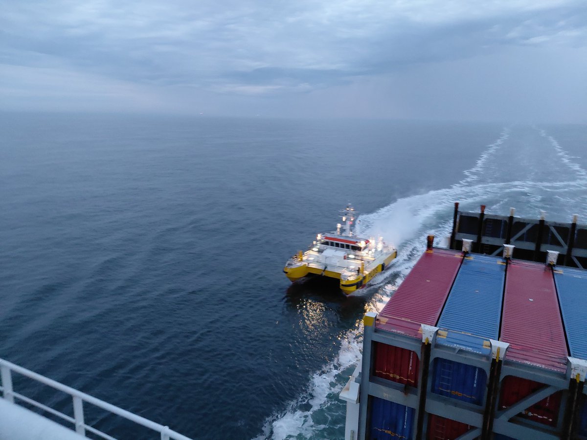 Pilottender Perseus at the Tyca at sea this morning. Inbound for Antwerpen with the Tyca.

#scheepskijker_havenfotografie #loodswezen #ships #sailors