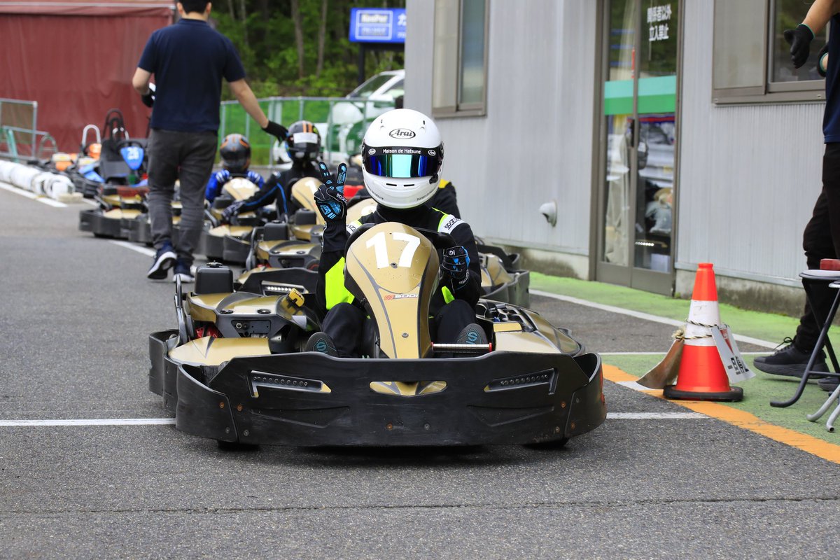 Hibiki_AzK41's tweet photo. オフィシャルサーキットカメラマンさんが撮影された写真を拝借！

1枚目:控えめピースぼく
2枚目:ちょこんと乗ってるぼく
3枚目:目の前で起きたアクシデントをギリギリで避けるぼく
4枚目:Sugiさんと連番ゴールしたぼく
#スミチャレ https://t.co/Bbkdd8YYWU