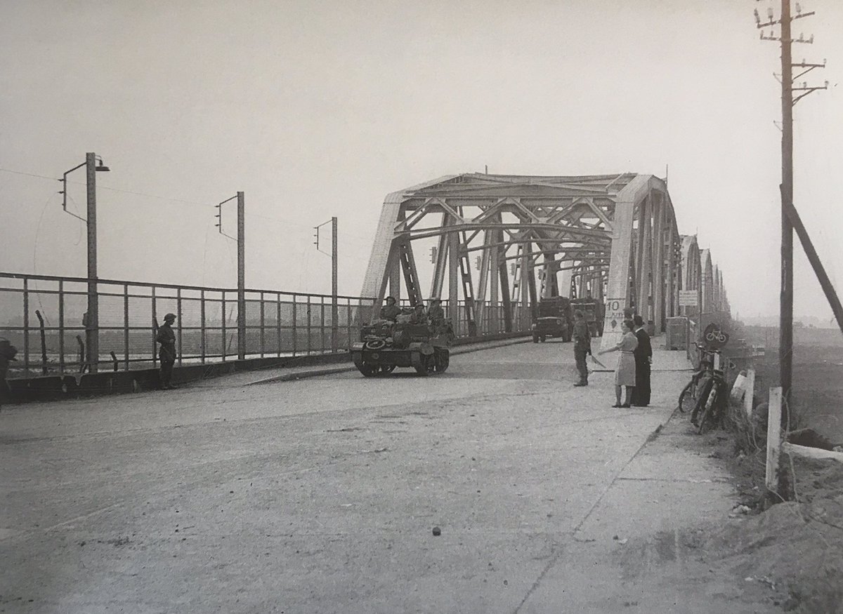 KJvanWijk's tweet photo. Toen &amp; nu #Grave 1944
#MarketGarden

Voertuigen van 30 Corps trekken over de de brug over Maas bij Grave, richting Nijmegen.
#Airbornepad https://t.co/FWMSbFRPFE