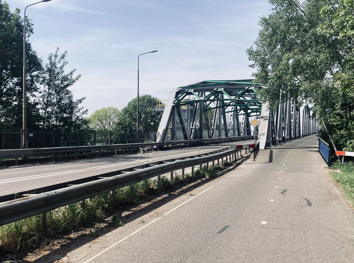 KJvanWijk's tweet photo. Toen &amp; nu #Grave 1944
#MarketGarden

Voertuigen van 30 Corps trekken over de de brug over Maas bij Grave, richting Nijmegen.
#Airbornepad https://t.co/FWMSbFRPFE