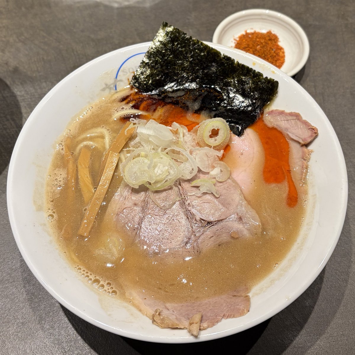 sweep611's tweet photo. 昨日食べた蒼武家の限定営業『トムの魚介豚骨』うまかったー！魚介豚骨って要素が強いから基礎点の最低保証は高いけど最高到達点は跳ねないイメージだった。飛んでったね、高々と。そもそもめちゃうまいここの豚骨に魚介の合わせ方が絶妙な掛け算具合。トムちゃんやるなぁ。人生最高魚介豚骨だったわ。 https://t.co/ySmqBI6iNq