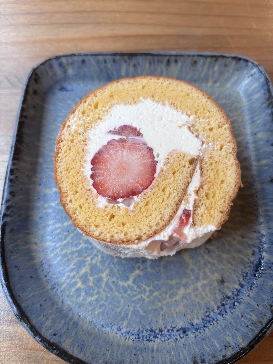 cafeterve's tweet photo. いちごのロールケーキ、明日もありますよ。
バスクチーズケーキも久しぶりに焼きましたので、是非。 https://t.co/aVvX2SIzIO