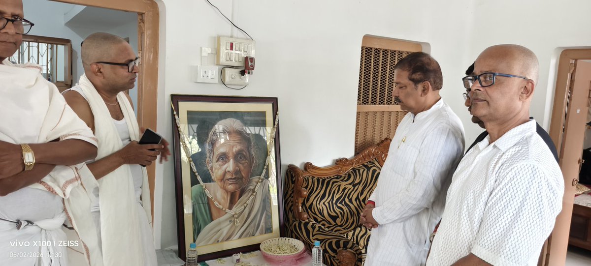 DilipJaiswalBJP's tweet photo. श्रद्धांजलि!

आज किशनगंज में बिहार राज्य खाद्य आयोग के अध्यक्ष श्री प्रहलाद सरकार जी की पूज्य माताजी के श्रद्धांजलि सभा में सम्मिलित होकर उनके तैलचित्र पर पुष्प अर्पित कर भावभीनी श्रद्धांजलि अर्पित की। इस दुःखद क्षण में शोकाकुल परिजनों के प्रति अपनी गहरी संवेदना व्यक्त करता हूं। 

ईश्वर से प्रार्थना है कि दिवंगत आत्मा को अपने श्रीचरणों में स्थान दें तथा शोक संतप्त परिवार को इस अपार दुःख को सहन करने की शक्ति प्रदान करें।